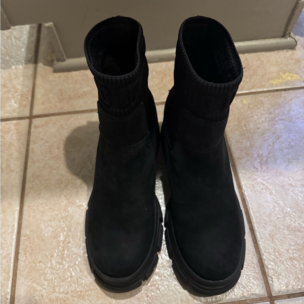 UGG Brooklyn Moxy Chelsea Boots - Picture 2 of 4